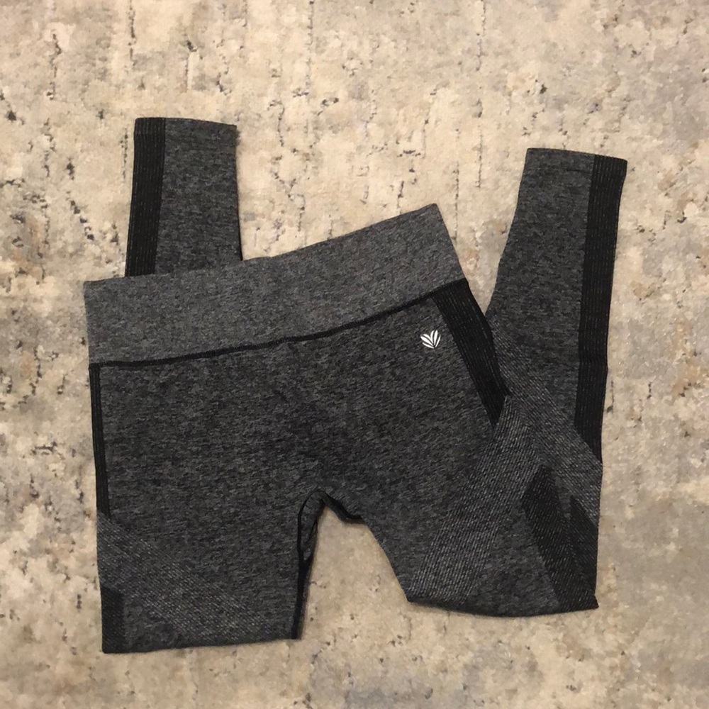 F21 • Grey and black leggings • Size L